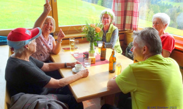 KAC Dornbirn Ausflug Brueggelekopf 2019 06451 Im Gasthaus